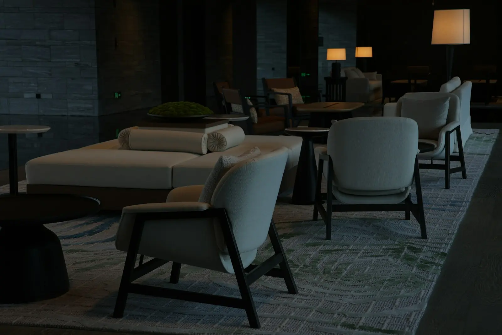 Lounge elegante e escuro, poltronas e luz baixa, sem pessoas