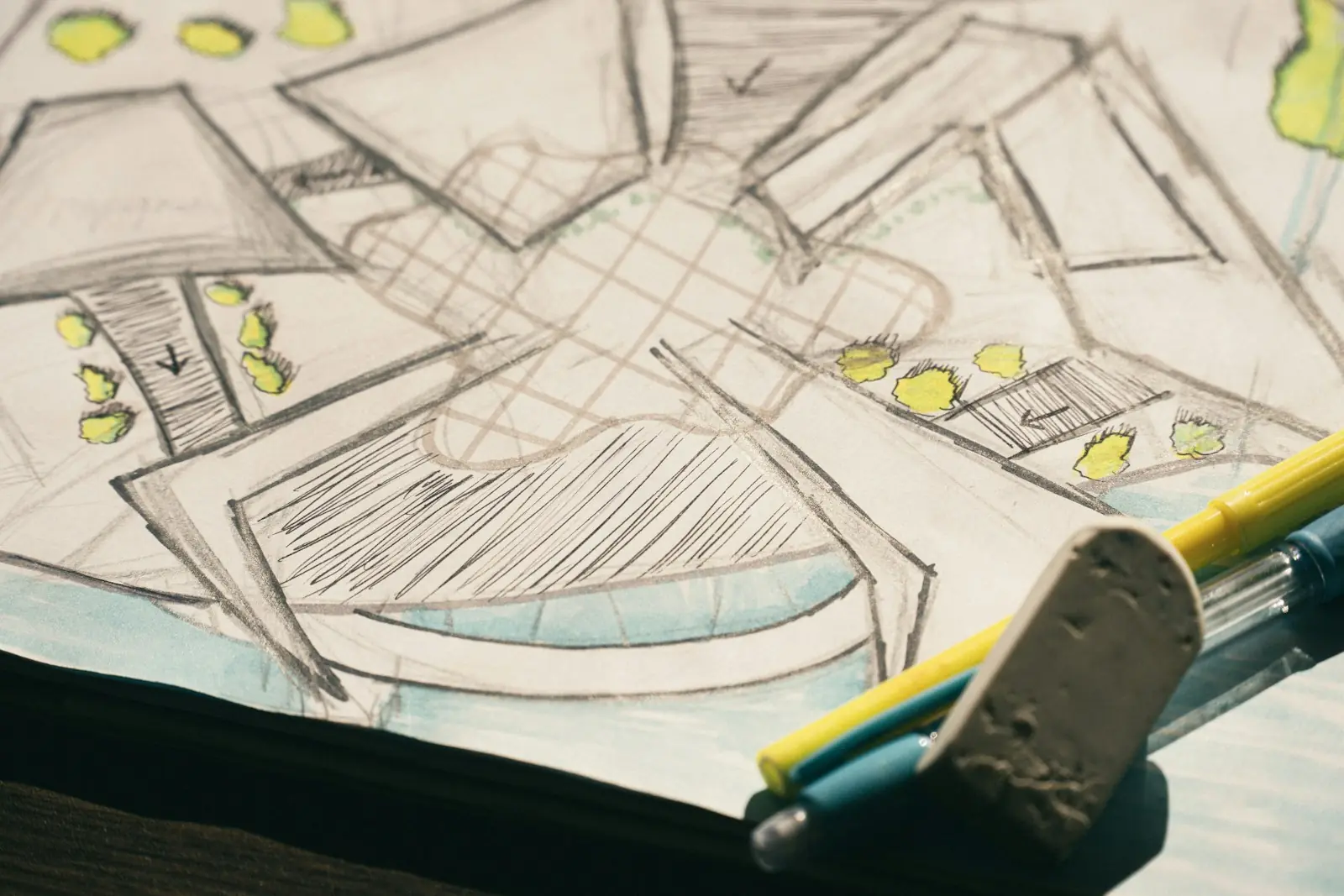 Desenho colorido de implantação urbanística, croqui manual sobre a mesa