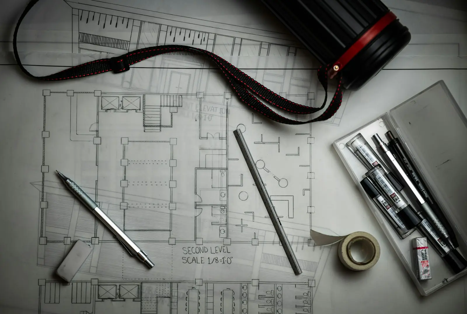 Planta de arquitetura sobre a mesa, com lápis e escalímetro